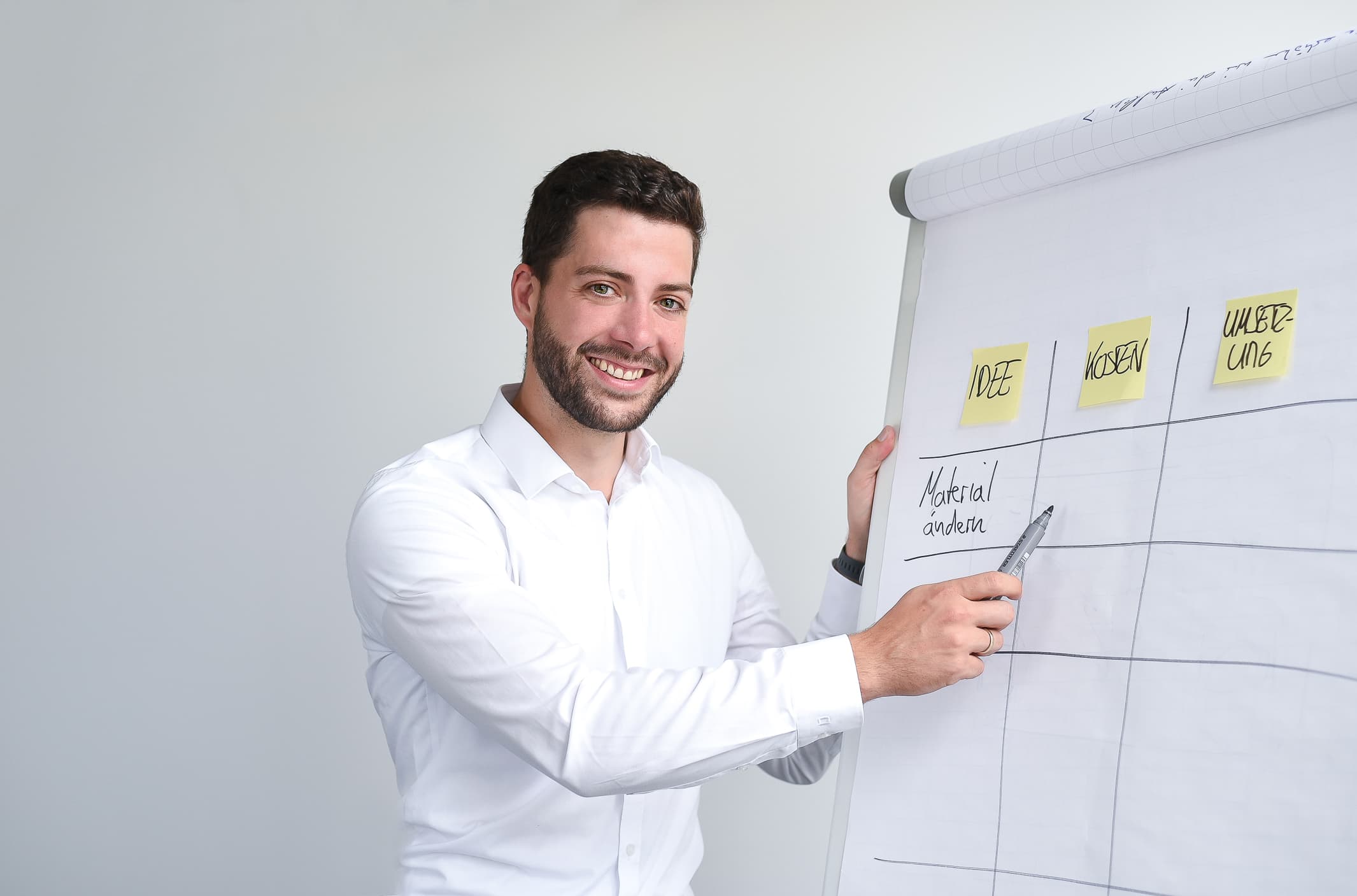 Lennart Stabenow bei einem Kostenoptimierungs-Workshop am Flipchart